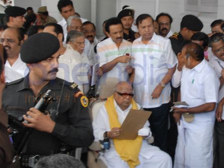 கருணாநிதி சட்டசபைக்கு வந்தார்.. கையெழுத்துப் போட்டார்.. இருக்கை வசதி இல்லாததால் கிளம்பிச் சென்றார்!