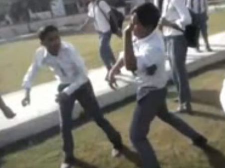 உ.பி பள்ளி மாணவர்களின் பயங்கர அடிதடி: உலா வரும் வீடியோ