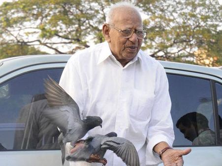 சட்டமன்றத்திலிருந்து நீதிமன்றம் சென்ற சமூகப் போராளி வி.ஆர்.கிருஷ்ணய்யர்!