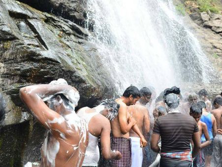 குற்றால அருவிகளில் சோப்பு, ஷாம்பு, எண்ணெய் உபயோகிக்க தடை: மீறினால் ரூ.100 பைன்