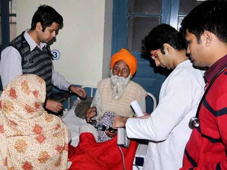 இலவச கண் சிகிச்சை முகாமில் ஆபரேஷன் செய்து கொண்ட 60 பேர் பார்வை இழப்பு - பஞ்சாபில் அதிர்ச்சி!