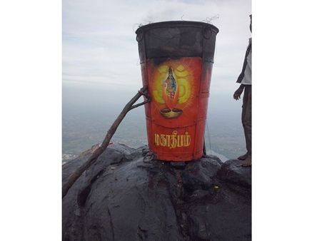 திருவண்ணாமலையில் மகா தீபம் ஏற்றப்பட்டது.. லட்சக்கணக்கான பக்தர்கள் அரோகரா முழக்கம்!