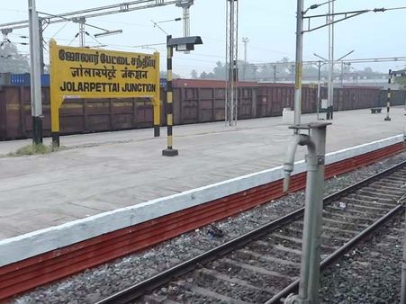 ஜோலார்பேட்டை தண்டவாளத்தில் விரிசல் – ரயில்கள் தாமதத்தால் பயணிகள் கடும் குளிரில் அவதி!