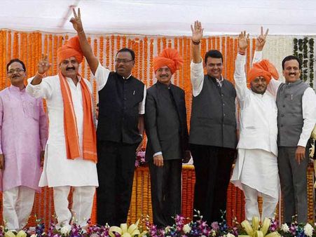 மகாராஷ்டிரா: சிவசேனாவின் 10 பேர் உள்பட 20 புதிய அமைச்சர்கள் பதவியேற்பு