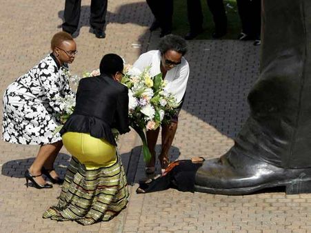 நெல்சன் மண்டேலாவின் நினைவு தினம்– ஆயிரக்கணக்கானோர் நினைவஞ்சலி