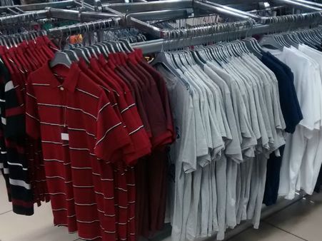 உள்ளாடை வாங்கச் சென்ற இடத்தில் பெண் விற்பனையாளருக்கு முத்தமிட்ட வாலிபர்!