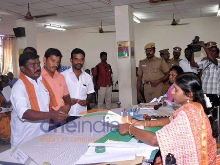 நூற்றுக்கணக்கானோர் குவிந்து கோரிக்கைகளுடன் மனு, போராட்டம்.. பரபரப்பான கரூர் கலெக்டர் அலுவலகம்!