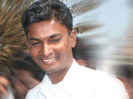 மக்களின் பயத்தை போக்க, மயானத்தில் ஒருநாள் இரவு முழுவதும் தங்கிய கர்நாடக அமைச்சர்!