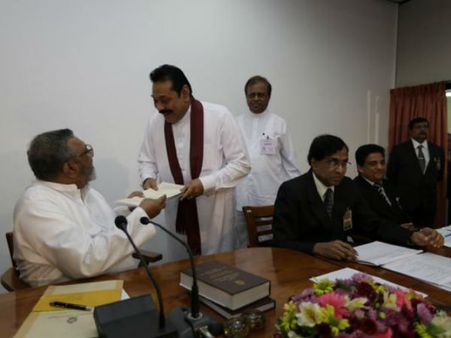 இலங்கை அதிபர் தேர்தல்: ராஜபக்சே, மைத்திரிபால சிறிசேன வேட்புமனுத் தாக்கல்