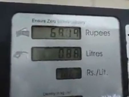 பெட்ரோலுக்கு பதிலாக காற்றை நிரப்பும் பங்க்! வீடியோவால் அம்பலம்