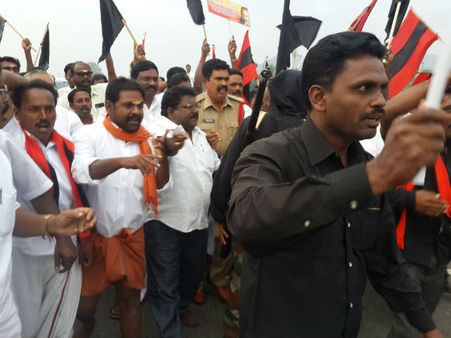 திருப்பதியில் ராஜபக்சேவுக்கு கறுப்புக் கொடி காட்டிய மதிமுக, வி.சி., த.வா.க.வினர் கைது!