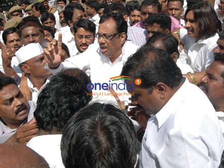 இளங்கோவன் திடீர் மறியல் போராட்டம்! மின் கட்டண உயர்வை எதிர்த்து டிச.17ல் ஆர்ப்பாட்டம்!!