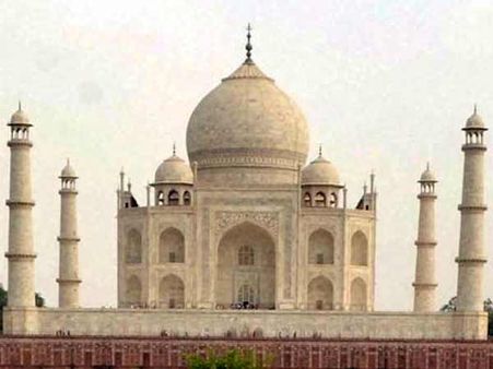 கலர் மாறுது உலக அதிசயமான தாஜ்மஹால்– காரணம் காற்று மாசு!