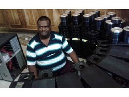 தென் மாநிலங்கள் முழுமைக்கும் சப்ளை செய்ய திட்டம்! 3000 லிங்கா சிடிகள் பறிமுதல்