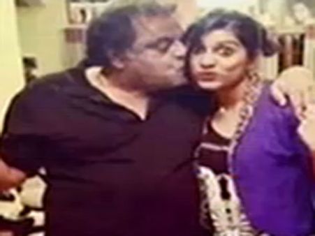 இளம் பெண் கன்னத்தில் கர்நாடக அமைச்சர் அம்பரீஷ் முத்தம்! வாட்ஸ்-அப்பில் பரவும் போட்டோ