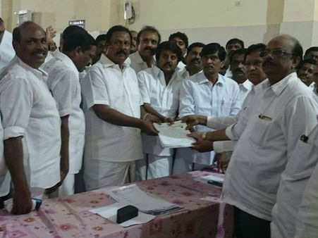 மகனுக்காக கட்சியினரை கழற்றிவிட்ட 