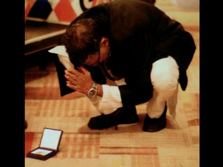 டெல்லி திரும்பியதும் மண்ணை தொட்டு கும்பிட்ட நோபல் பரிசு வென்ற சத்யார்த்தி