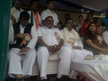 ஊட்டியில் ராஜீவ் சிலை திறப்பு... எதிர்ப்பு காரணமாக உம்மன் சாண்டி வரவில்லை!