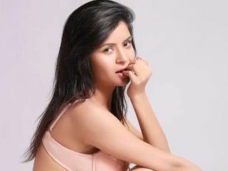 மேலாடை இன்றி நிர்வாண போட்டோ ஷூட் நடத்திய மும்பை மாடல் அழகி!