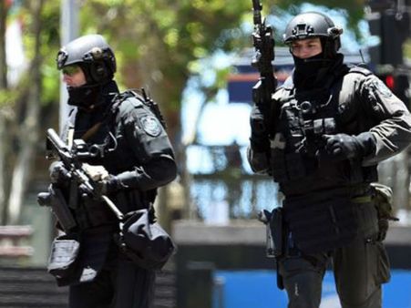 பெண் பிணைக் கைதிகளை போன் செய்யச் சொல்லி தனது கோரிக்கையை வெளிட்ட தீவிரவாதி!