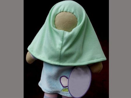 முஸ்லீம் சிறுமிகளுக்காக முகம் இல்லா 'தீனி பொம்மை' இங்கிலாந்தில் அறிமுகம்