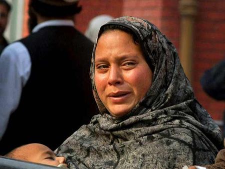 எங்கள் நண்பர்கள் பிணமாகக் கிடந்ததை பார்த்தோம்: மீட்கப்பட்ட பெஷாவர் பள்ளி மாணவர்கள் கதறல்