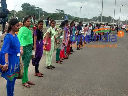 நிர்பயாவின் நினைவாக.. கனத்த இதயத்துடன் சென்னை மெரீனாவில் கைகோர்த்த இதயங்கள்!