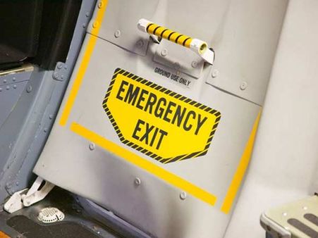 டேக் ஆப்ஃபுக்கு முன்பு ஒரு விபரீதம்.. விமானத்தின் அவசரகால கதவைத் திறந்த பயணி!