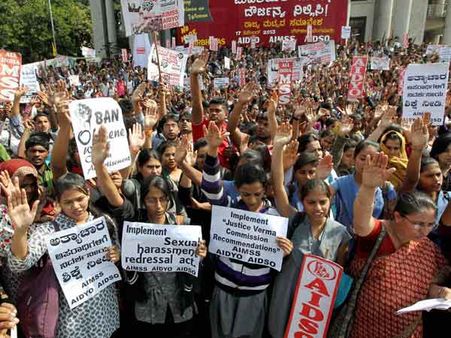 நிர்பயா நினைவு தினம்: பலாத்கார குற்றவாளிகளை தூக்கிலிடுங்கள்... பெண்கள் கொதிப்பு