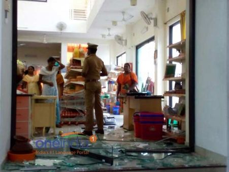 சகோதரிகள் தற்கொலை விவகாரம்: அரவிந்தர் ஆசிரமம் மீது தி.க.வினர் கல், செருப்பு வீச்சு- 50 பேர் கைது