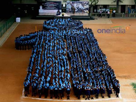 பெஷாவர் தாக்குதல்.. மெழுகுவர்த்தி மனித சங்கிலி அமைத்து சென்னை பள்ளிக் குழந்தைகள் அஞ்சலி!