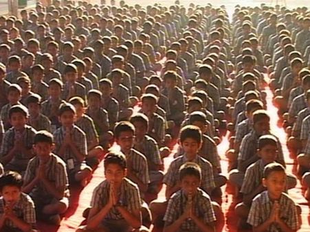 9ம் வகுப்பு மாணவர்கள் கட்டாயம் பேண்ட் போட வேண்டும்... மாணவர்கள் அதிருப்தி!