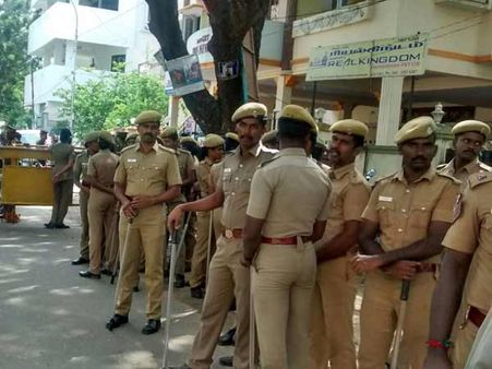 நெல்லை அருகே கோவில் பூசாரி தலையில் கல்லைப்போட்டு கொலை: போலீஸ் குவிப்பு