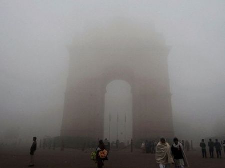 டெல்லியை வாட்டி வதைக்கும் குளிர், பனிமூட்டம்: 48 ரயில்கள் தாமதம்