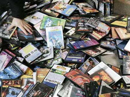 திருட்டு விசிடி சோதனை என்ற பெயரில் டார்ச்சர் செய்யும் போலீஸ்.. உயர்நீதிமன்றத்தில் வழக்கு