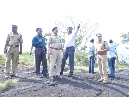 நக்சலைட் தாக்குதல் எதிரொலி: தமிழக-கேரள எல்லையில் போலீசார் தீவிர சோதனை