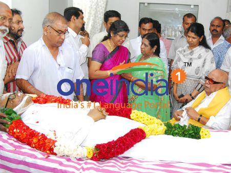 இயக்குநர் சிகரம் பாலச்சந்தர் மறைவு: கருணாநிதி நேரில் அஞ்சலி, ஜெயலலிதா இரங்கல்