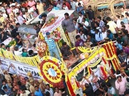 'இயக்குநர் சிகரம்' கே.பாலச்சந்தர் உடல் தகனம்... ரஜினி உள்பட ஆயிரக்கணக்கானோர் பங்கேற்பு