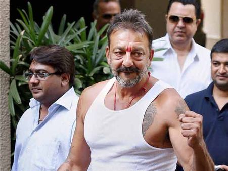 பிகே படம் பார்க்க நடிகர் சஞ்சய் தத்துக்கு 14 நாட்கள் பரோல்!