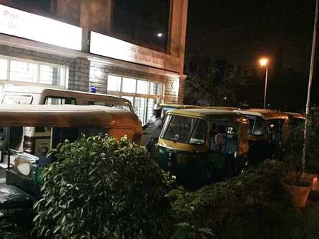 பெங்களூருவில் அடாவடி ஆட்டோ டிரைவர்களை மடக்கி பிடிக்க சுற்றி திரியும் 400 'ஜேம்ஸ்பாண்டுகள்'!