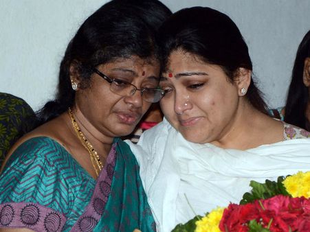 கே பாலச்சந்தருக்கு அரசு மரியாதை அளித்திருக்க வேண்டாமா? - குஷ்பு கேள்வி