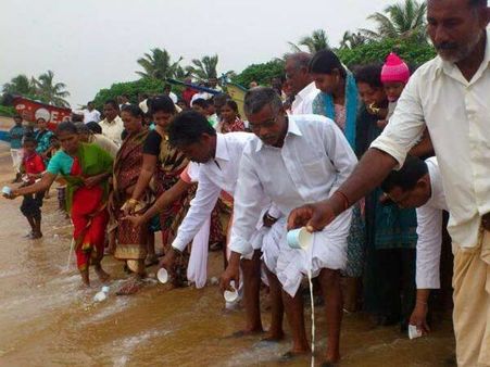 சுனாமி சூறையாடிய 10வது ஆண்டு... இடிந்தகரை கடற்கரையில் கண்ணீர் அஞ்சலி!