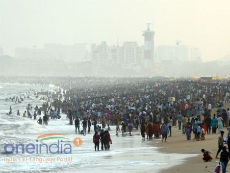 லீவ் விட்டாச்சு… மெரினா பீச்சுக்கு படையெடுத்த மக்கள் கூட்டம்