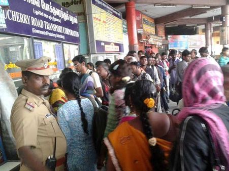 போக்குவரத்துக்கழக ஊழியர்களின் வேலை நிறுத்தம்... தமிழகம் முழுவதும் பயணிகள் கடும் அவதி