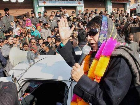 ஜம்மு காஷ்மீரில் பா.ஜ.க ஆதரவுடன் ஆட்சி அமைக்க மக்கள் ஜனநாயகக் கட்சி எம்.எல்.ஏக்கள் கடும் எதிர்ப்பு