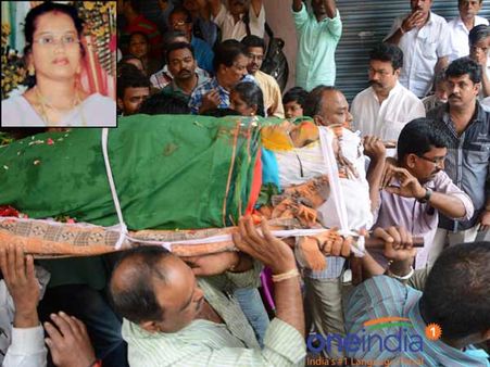 பெங்களூரு குண்டுவெடிப்பில் பலியான பவானியின் உடல் தகனம்.. நூற்றுக்கணக்கானோர் கண்ணீர் அஞ்சலி