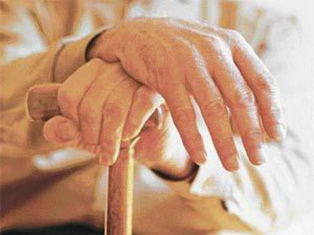 முதியோர் உதவித் தொகையை வழங்க கோரி நூதன முறையில் சங்கு ஊதும் போராட்டம்!