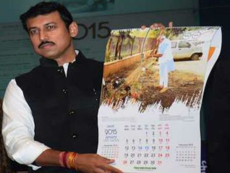 க்ளீன் இந்தியா... கிரீன் இந்தியா: கையில் துடைப்பதுடன் மோடி படம் போட்ட காலண்டர்!