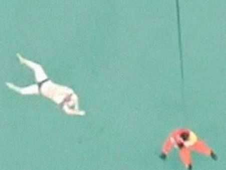 ஏர் ஏசியா விபத்து: லைப் ஜாக்கெட் அணிந்திருந்த உடல் மீட்கப்பட்டதில் புதிய சர்ச்சை