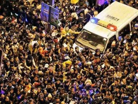 புத்தாண்டுக் கொண்டாட்டத்தின் போது கூட்ட நெரிசலில் சிக்கி 35 பேர் பலி- சீனாவில் சோகம்